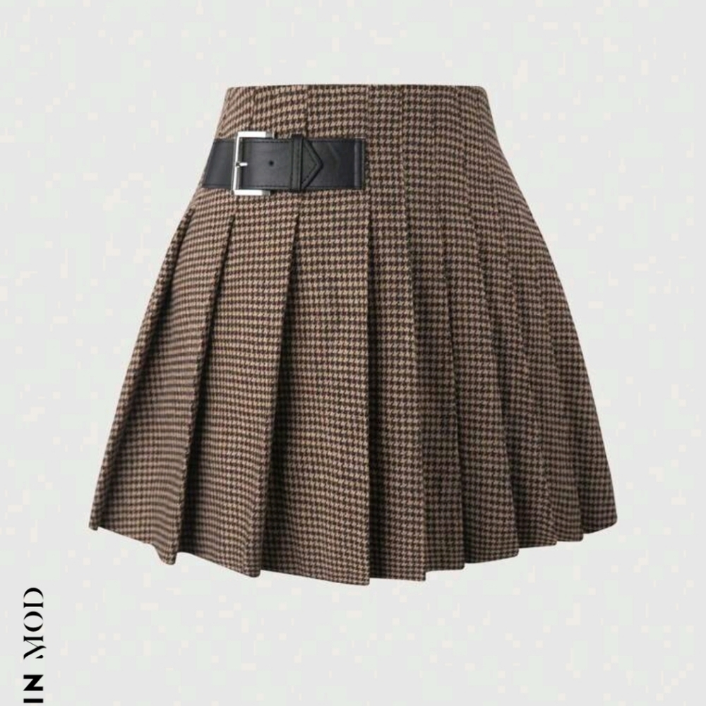New Buckled Pleated Skirt